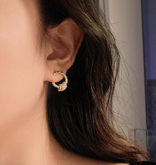 Brinco Roman Glam - Detalhes em Strass e Ouro Amarelo